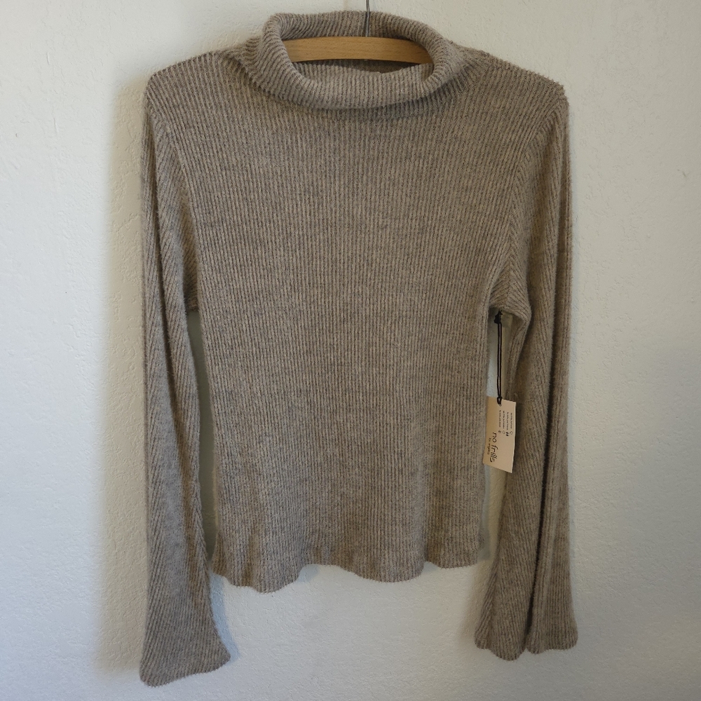 No Fills Los Angeles Women Turtle Neck Bell Sleeve Tan Sweater Size Large